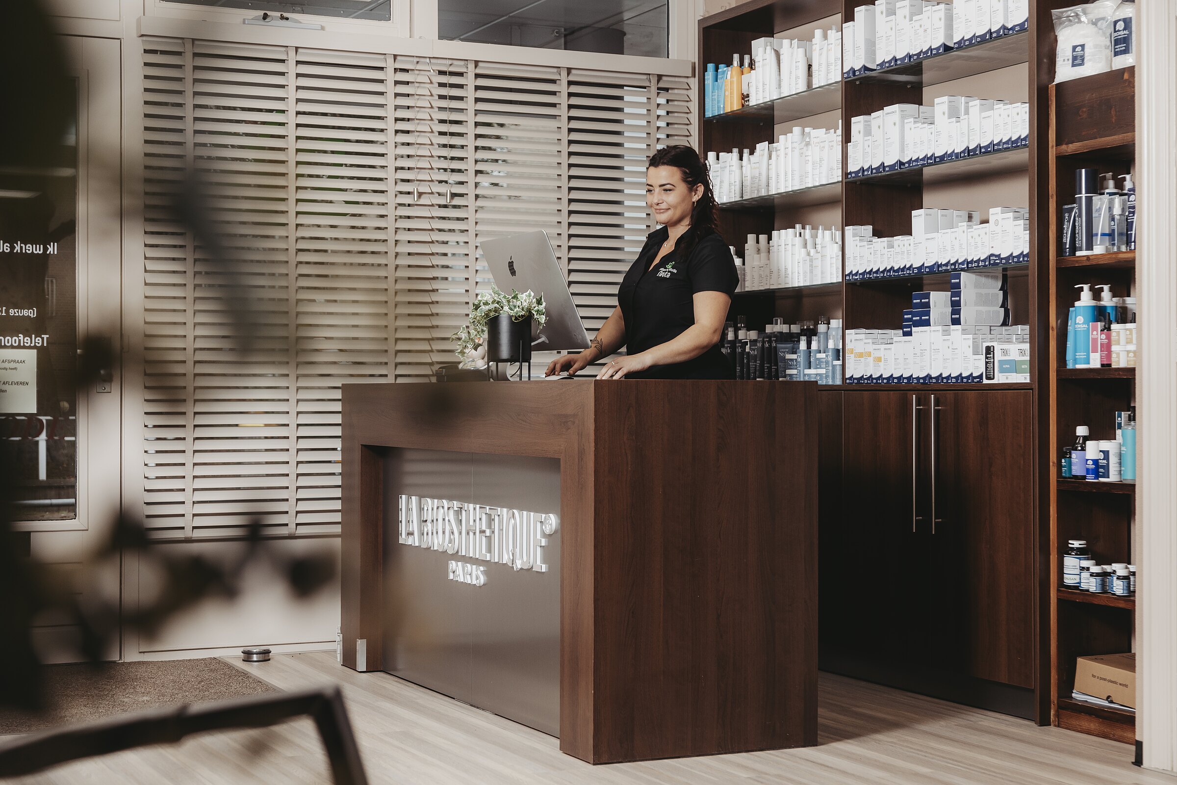 Ellen achter de receptie van Medische Haarstudio Nauta aan de Molenstreek in Veendam
